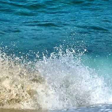 Dalgalar sahile çarpıyor.