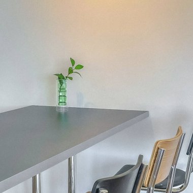 Odada beyaz bir masa.