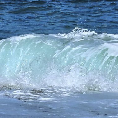 Deniz kıyısında dalgalar