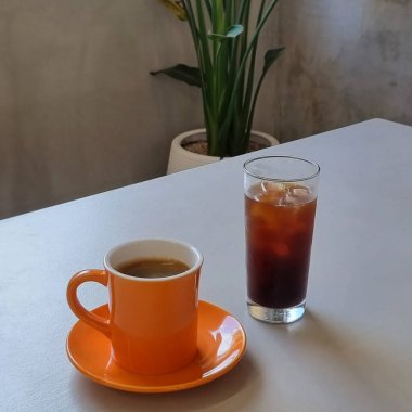 Bir fincan sıcak kahve.