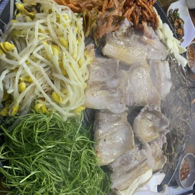 Kore yemeği, sebzeli kızarmış pirinç eriştesi ve et.