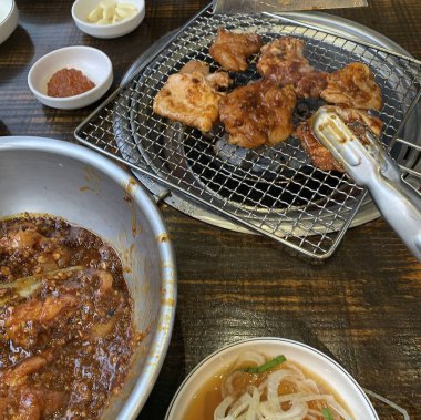 Kore yemeği, sebzeli kızarmış tavuk.