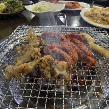 Baharatlı ve sebzeli ızgara tavuk.