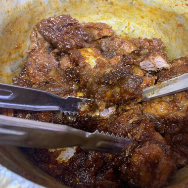 Kızarmış pirinç ve sebzeli tavuk.