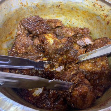 Tavada tavuk ve kızarmış domuz.