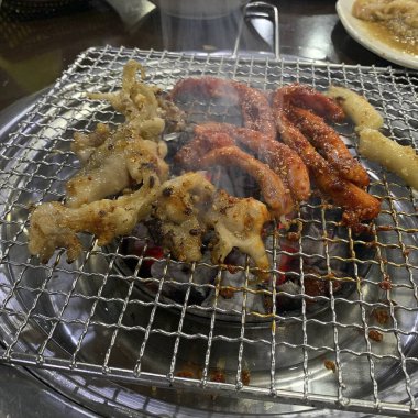 Izgara domuz pirzolası, sebze ve baharatlı.