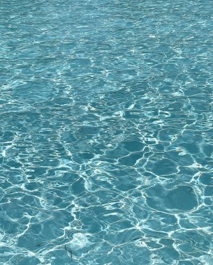 dalgalı mavi su yüzeyi.