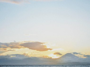 Denizin üzerinde güzel bir gün batımı