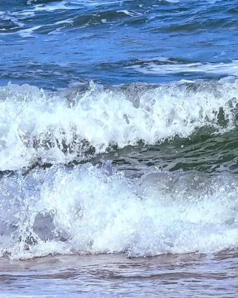 Kumlu sahilde deniz dalgaları