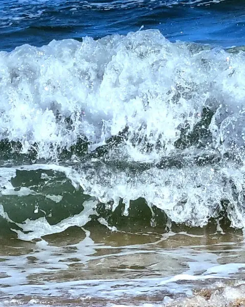 Dalgalar sahile çarpıyor.