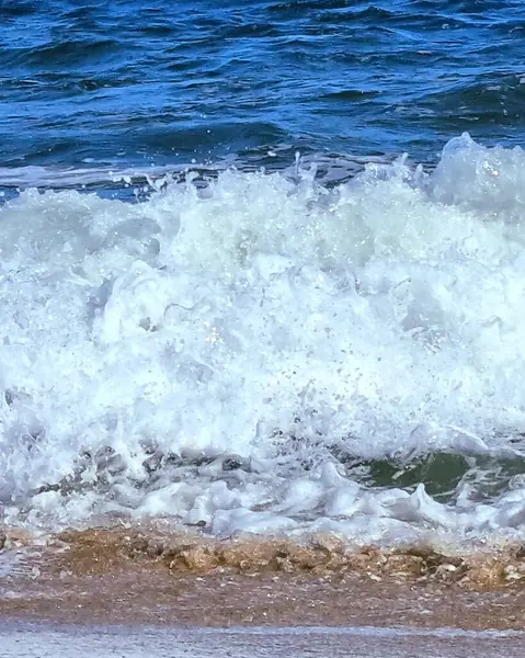 Akdeniz kıyısında yazın deniz köpüğü dalgası.