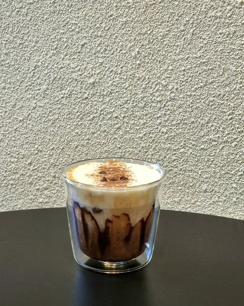 Bir bardak buzlu kapuçino.