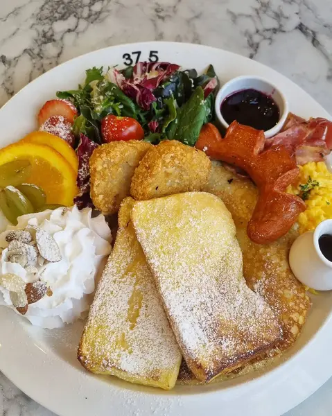 Kahvaltı omlet, tost, kahve ve çay.