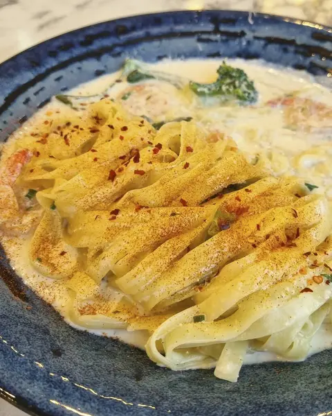 Somon, krem ve peynirli İtalyan makarnası.