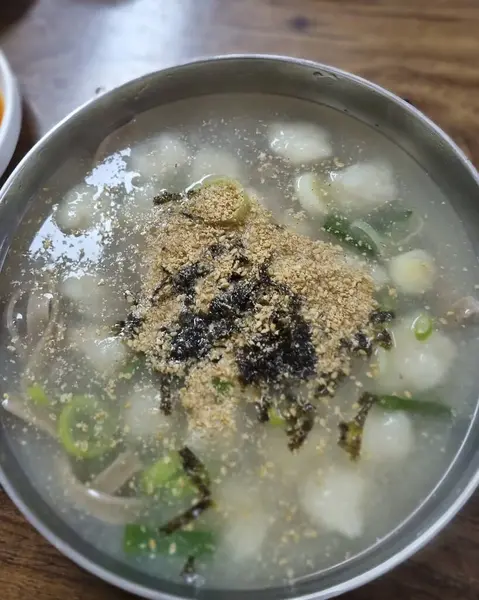 Sebzeli ve etli bir çorba fotoğrafı.