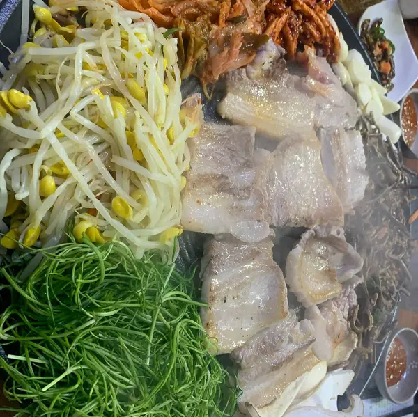 Kore yemeği, sebzeli kızarmış pirinç eriştesi ve et.