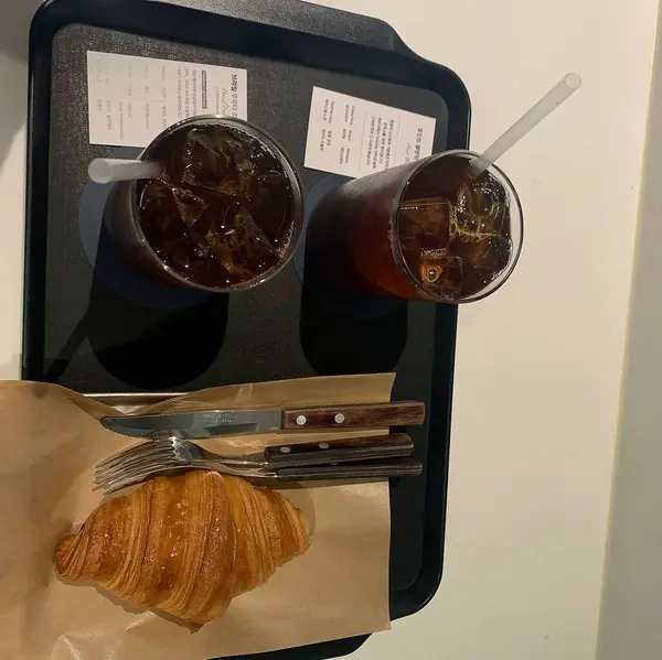 Bir fincan çay ve bir paket kahve.