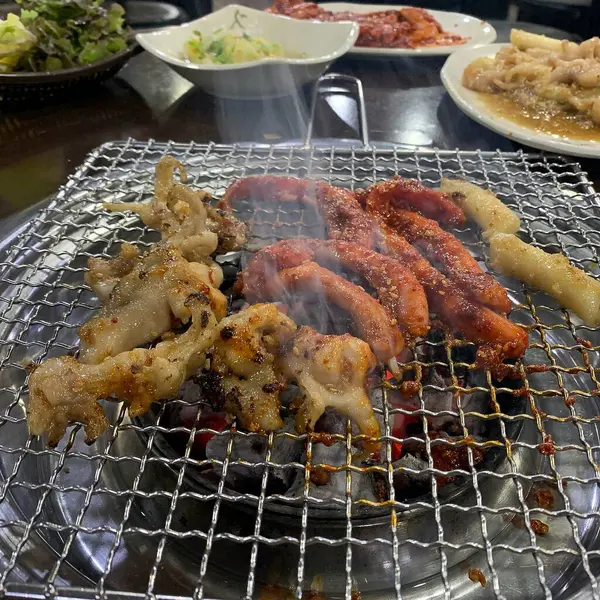 Baharatlı ve sebzeli ızgara tavuk.