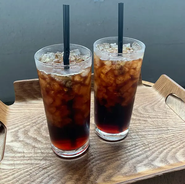 Sütlü buzlu kahve ve ahşap masa.