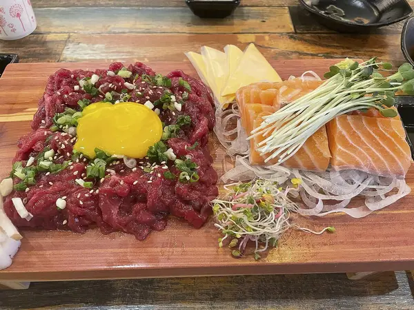 otlar ve baharatlar taze Çiğ somon biftek