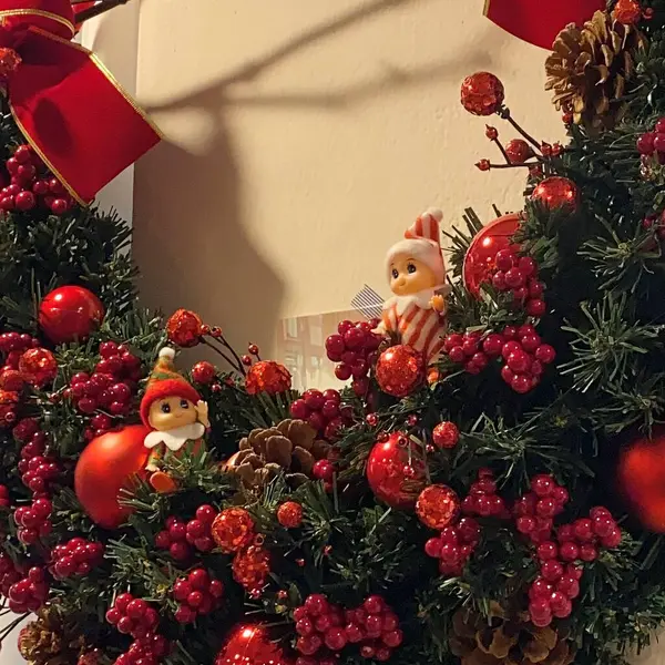 Masada Noel süsleri var.