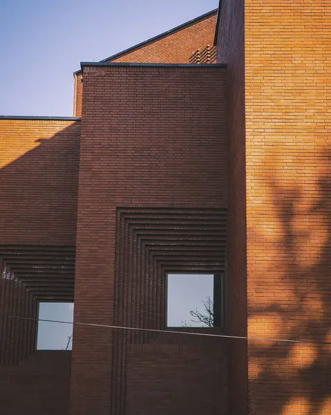 Kırmızı tuğlalı duvarın dikey görüntüsü.