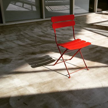 Modern iç tasarım. Kırmızı sandalyeli ahşap bir merdiven