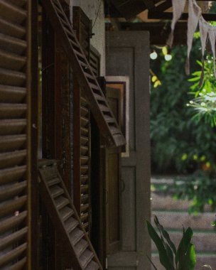 yeşil yapraklı eski ahşap pencere