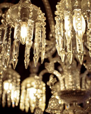 Odada güzel, lüks bir avize var.