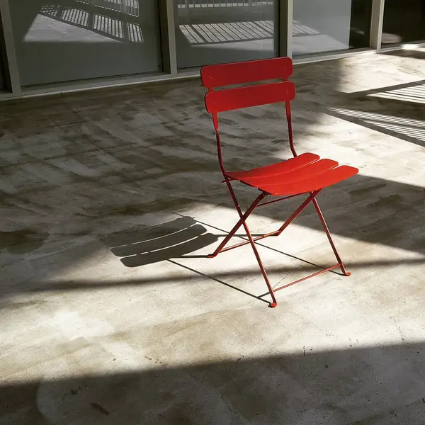 Modern iç tasarım. Kırmızı sandalyeli ahşap bir merdiven