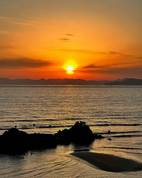 Denizin üzerinde güzel bir gün batımı