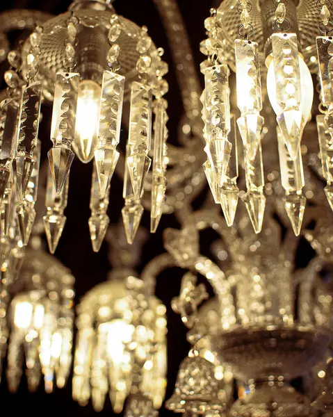 Odada güzel, lüks bir avize var.