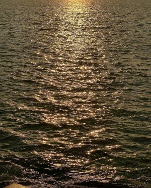 Deniz suyu yüzeyi, suda dalgalar, günbatımı