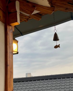 Şehrin çatısında fener var.