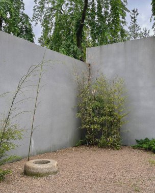 Parktaki sokakta beton çit