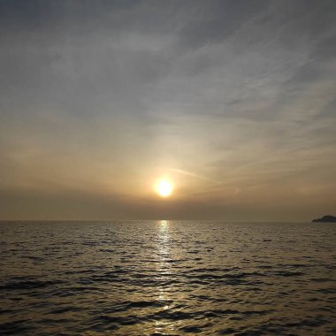 Denizin üzerinde güzel bir gün batımı