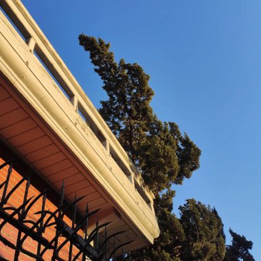 Eski kasabadaki bir şehir caddesi manzarası