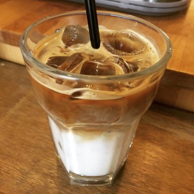 Ahşap masa üzerinde krema ile buzlu kahve