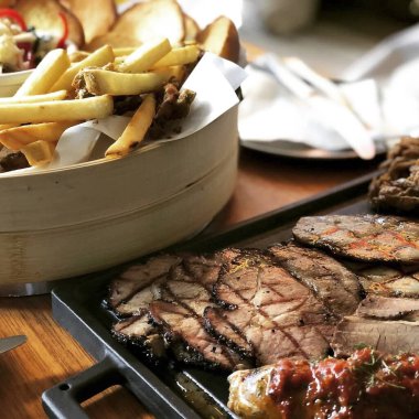 Baharatlı ve sebzeli ızgara et.