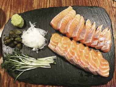 Siyah tabakta taze somon.