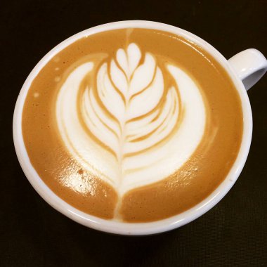 Beyaz bir arka plan üzerinde kahve latte