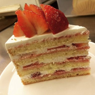 Beyaz tabakta Çilekli pasta