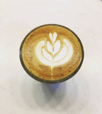 Masada sanat eseri olan bir fincan kahve.