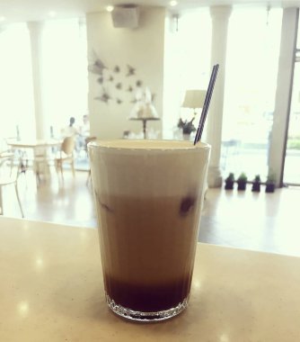 Cam kavanozda buzlu kahve.