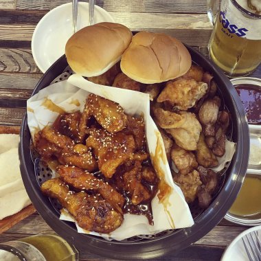 Kızarmış tavuğun mutfak fotoğrafı.