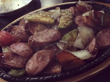 Baharatlı ve sebzeli ızgara tavuk.