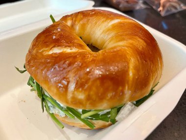 taze ekmek ile krem peynir ve otlar