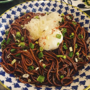 Lezzetli Asya yemeklerinin yakın görüntüsü