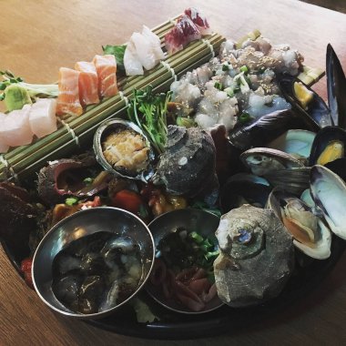 Deniz ürünleri ve diğer yemekler.