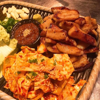 Lezzetli Asya yemeklerinin yakın görüntüsü